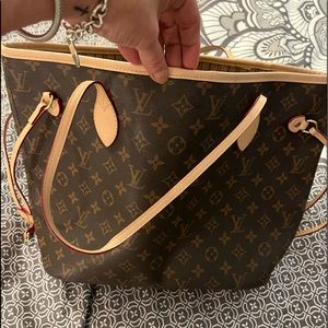 Trendy tote. L.V.  INSPIRED